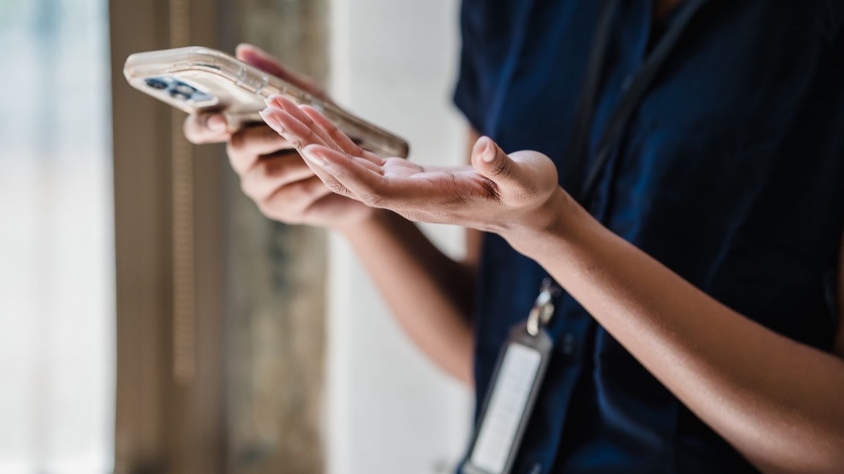 スマートフォンで会員情報を確認するイメージ